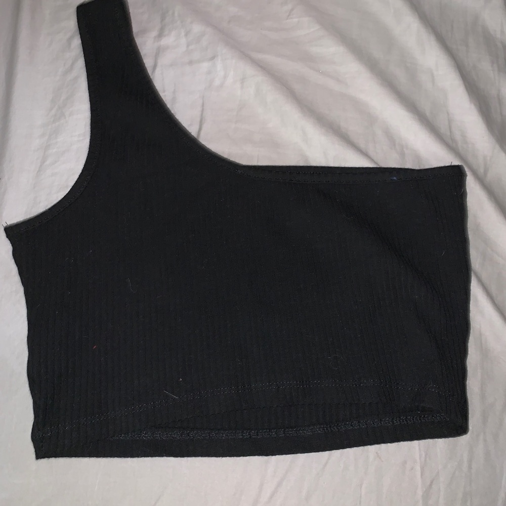 black one shoulder crop